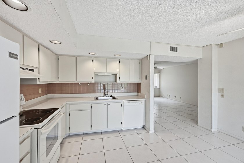 Spacious 2-bedroom, 2-bath corner unit located on the second - photo 4
