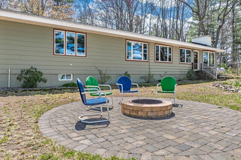 Sprawling ranch-style 3-bedroom, 2 full bath home with a bonus - photo 6