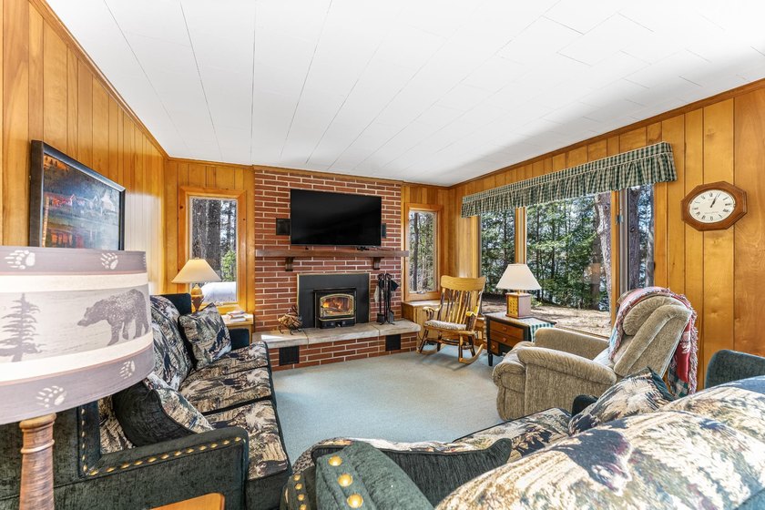 Sprawling ranch-style 3-bedroom, 2 full bath home with a bonus - photo 8