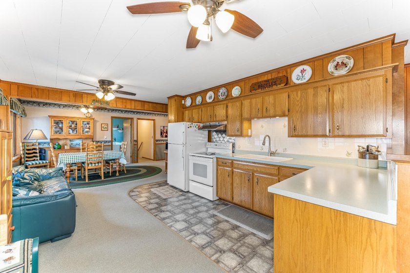 Sprawling ranch-style 3-bedroom, 2 full bath home with a bonus - photo 9