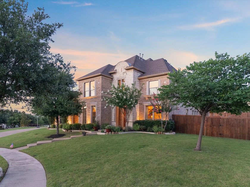 Rare find! Own one of the best lots in the main Castle Hills! - photo 2