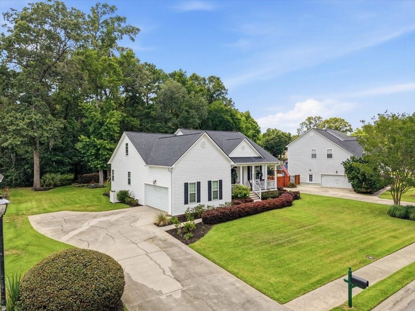 Beautifully maintained one-owner home in a quiet, established - photo 3