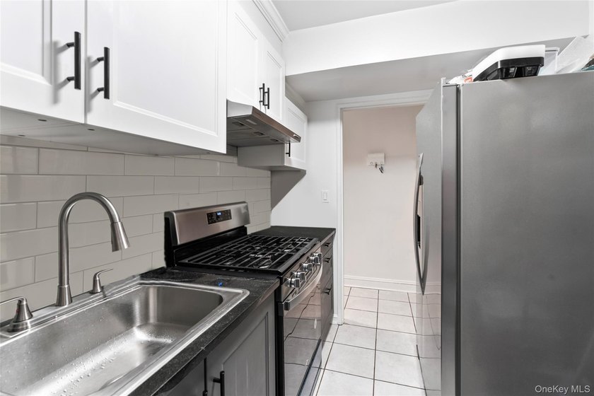 Spacious living in the city is possible! This fully updated - photo 8