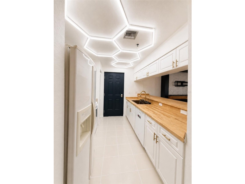 Rare opportunity to own a beautifully refreshed 2-bedroom - photo 4