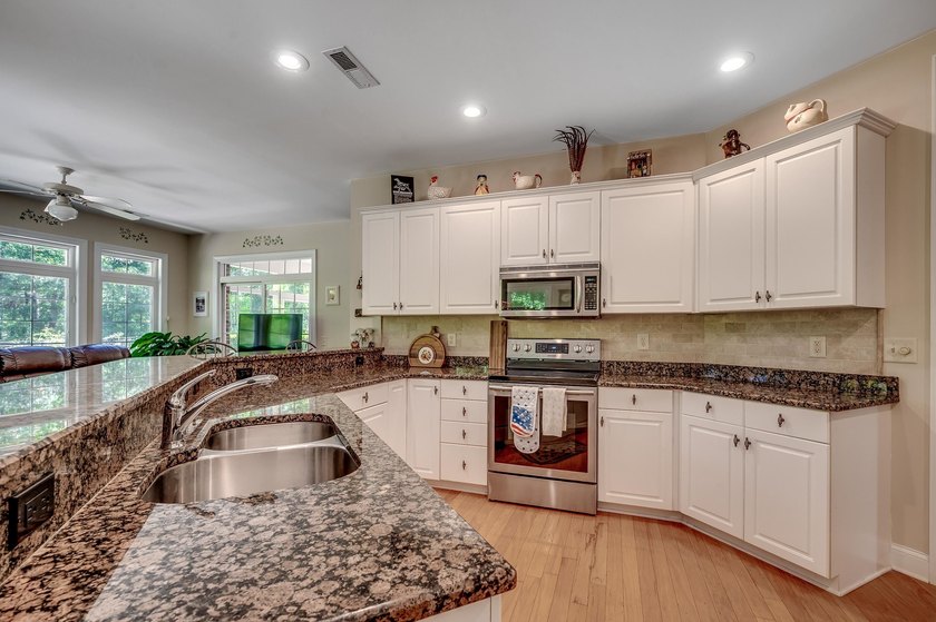 This custom built, full brick, 3 bed, 2.5 bath with bonus room - photo 10
