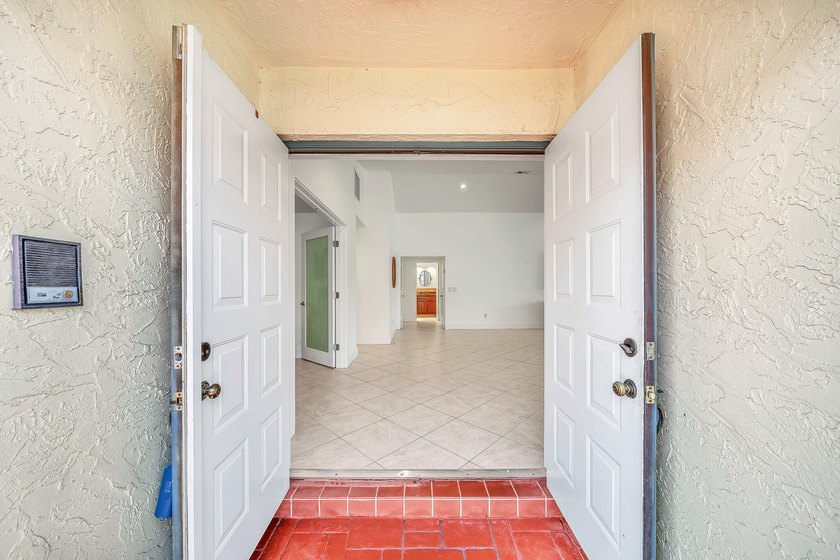 Welcome to 10255 Sunset Bend Drive, Boca Raton, FL 33428 -- - photo 2