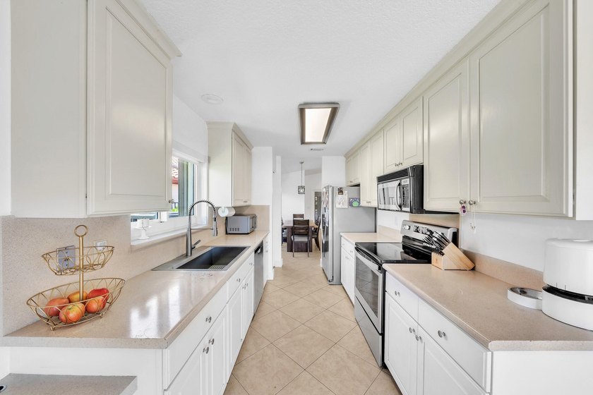 Welcome to 10255 Sunset Bend Drive, Boca Raton, FL 33428 -- - photo 4
