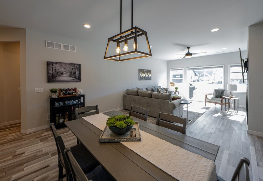 Beautifully maintained modern home with one level living space - photo 8