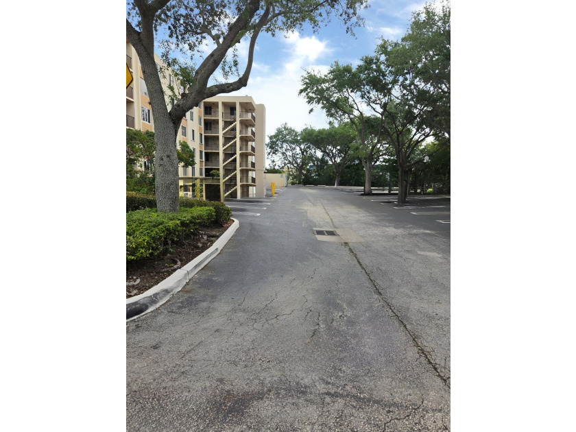 2BD/2BA, Open layout, central A/C, and in-unit laundry hookups - photo 10
