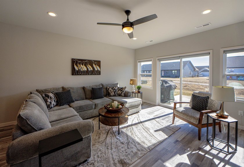 Beautifully maintained modern home with one level living space - photo 10