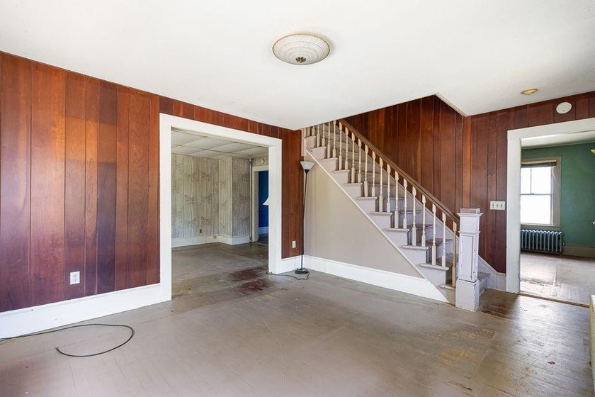 Diamond in the rough with endless potential! This 4-bedroom, 1 - photo 4