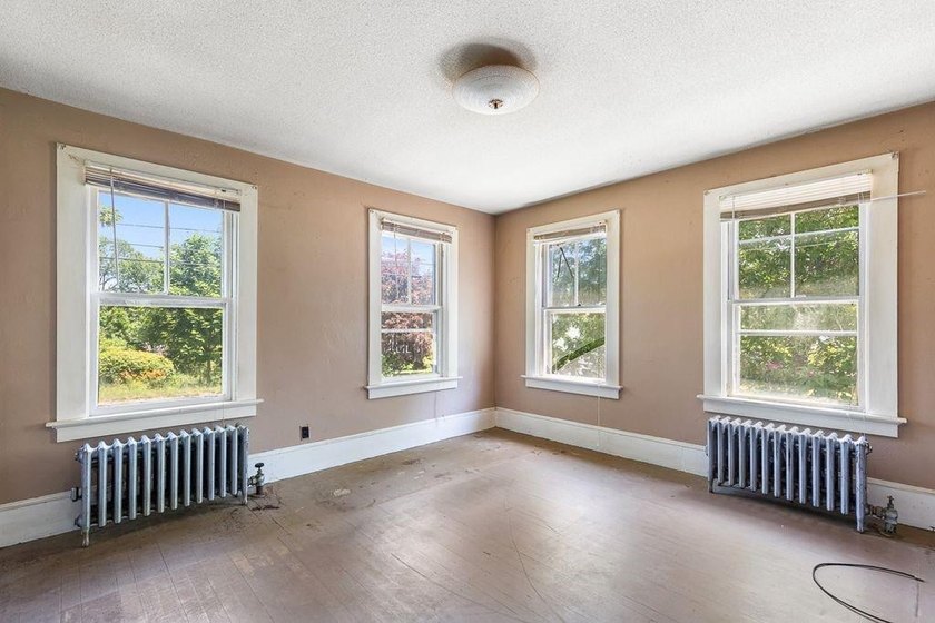 Diamond in the rough with endless potential! This 4-bedroom, 1 - photo 5