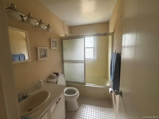 Copiague South Dormered Cape with Garage &amp; Full Basement with - photo 7