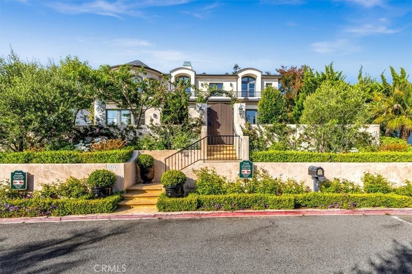 Welcome to 31512 Bluff Drive, Laguna Beach - an extraordinary - photo 2