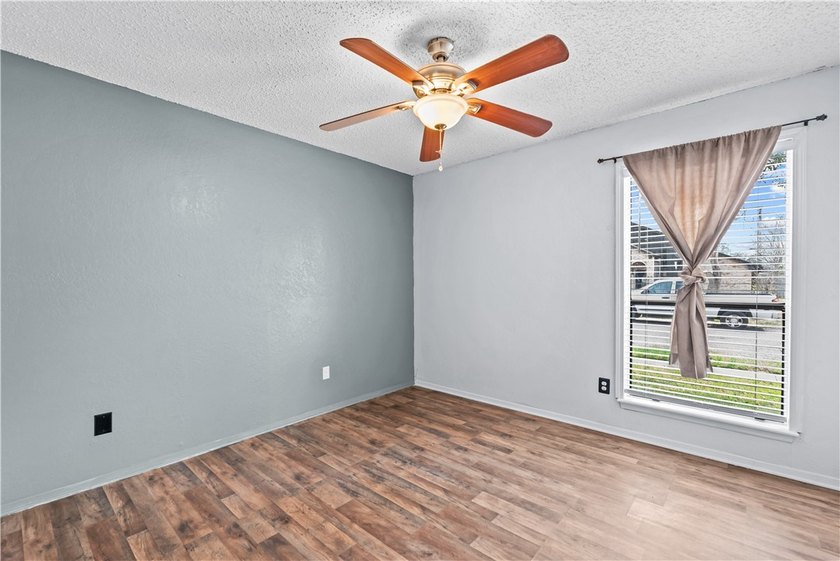 Step into this charming 3 bedroom, 2 bathroom house located in - photo 14