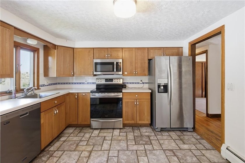 Welcome to 18 Continental Drive in desirable Middletown! This - photo 6