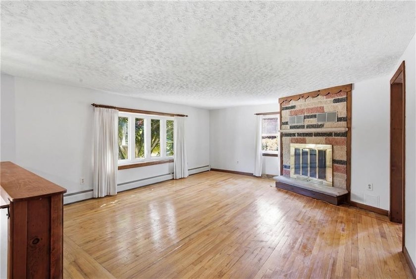 Welcome to 18 Continental Drive in desirable Middletown! This - photo 7