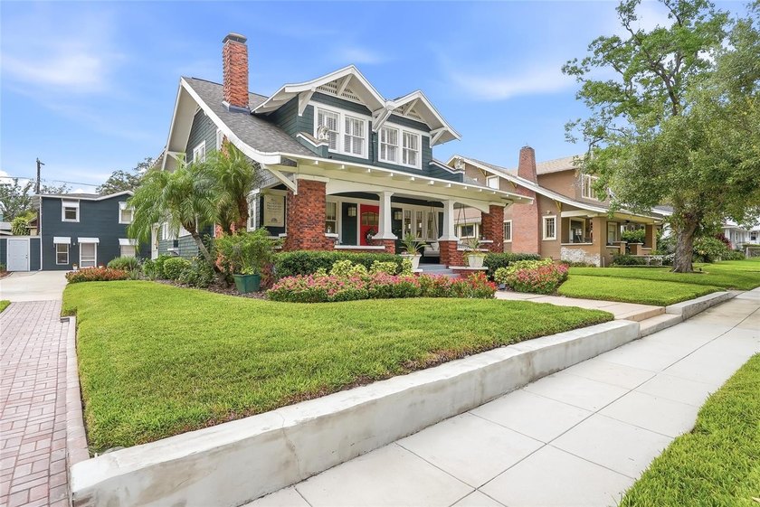 Wonderful cedar shake home and carriage house. 4 bedrooms and 4 - photo 2