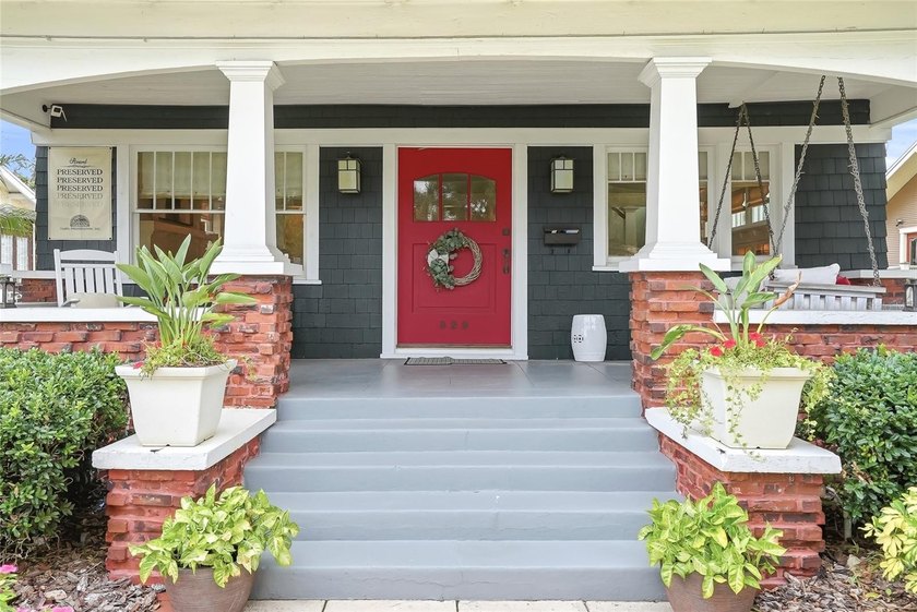 Wonderful cedar shake home and carriage house. 4 bedrooms and 4 - photo 6