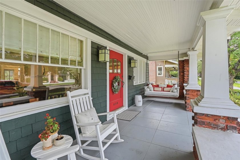 Wonderful cedar shake home and carriage house. 4 bedrooms and 4 - photo 7