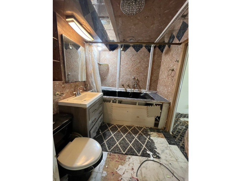 ***HANDYMAN SPECIAL, AS IS LISTING**** This unique (3) bed - photo 14