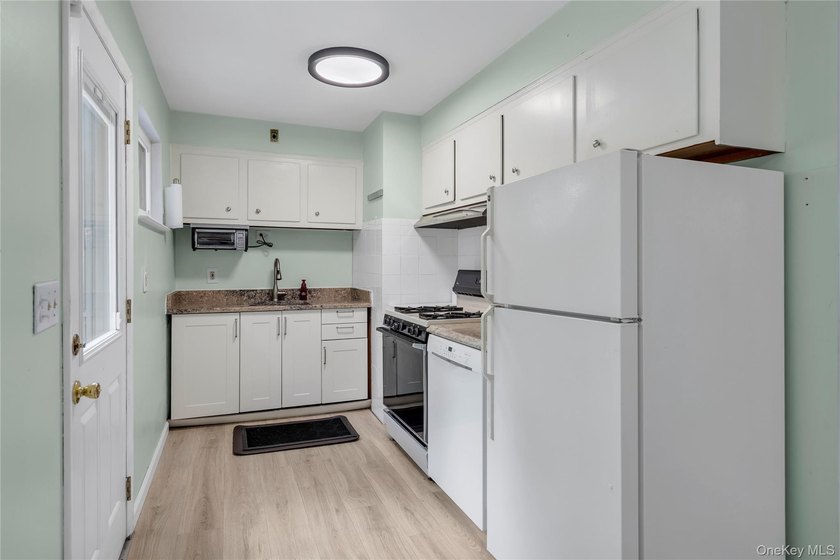 Welcome to this charming three-bedroom, one-bath home, perfectly - photo 9