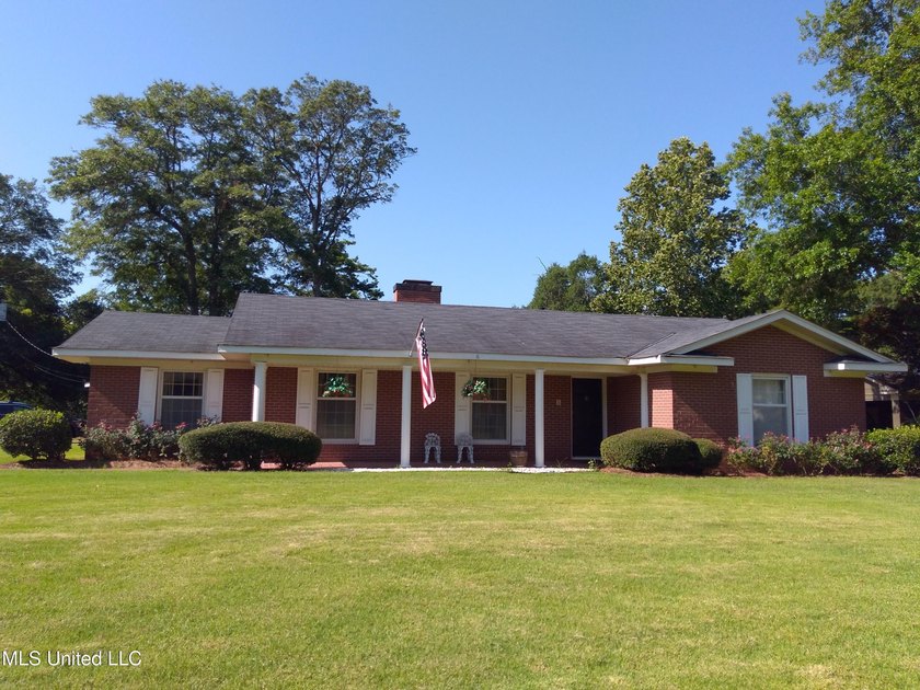Three Bedroom Three and a Half Bath Great Family Neighborhood - photo 3
