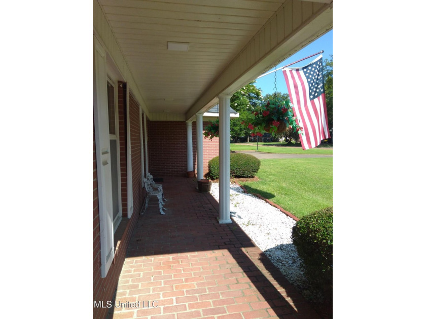 Three Bedroom Three and a Half Bath Great Family Neighborhood - photo 4