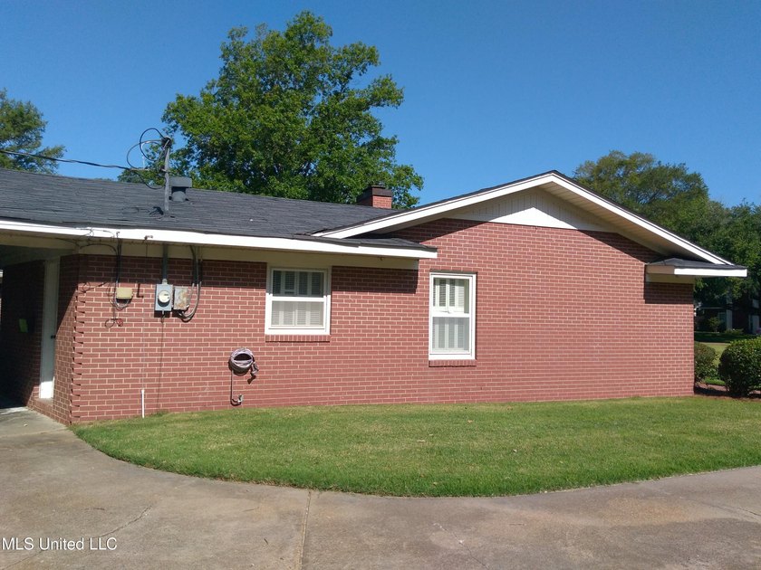 Three Bedroom Three and a Half Bath Great Family Neighborhood - photo 7