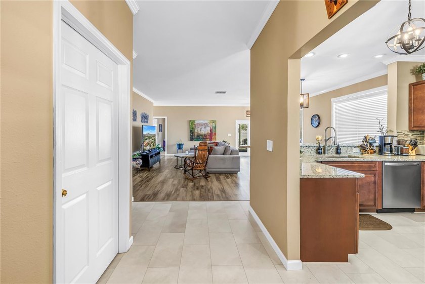 Under contract-accepting backup offers. Welcome to this - photo 3