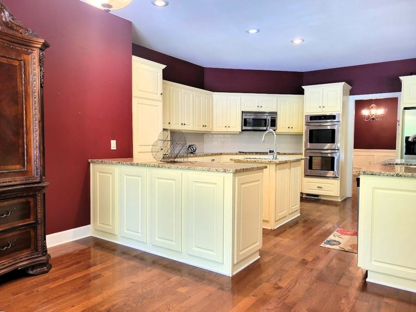 Enjoy waterfront living on Lake Murray. Beautiful home with a - photo 12