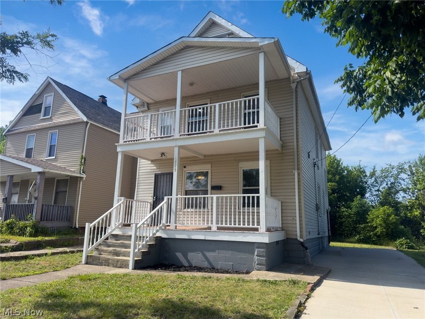 Welcome to this beautifully renovated, move-in-ready 5-bedroom - photo 2