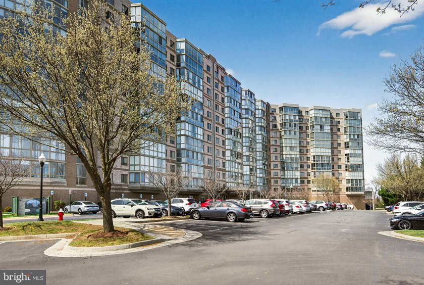 GREAT NEW PRICE on this freshly painted top floor unit with - photo 3
