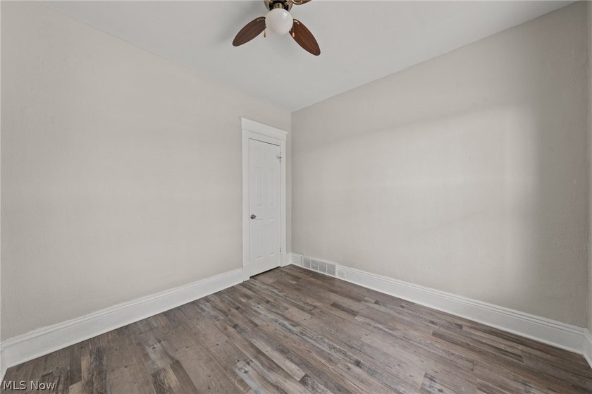 Welcome to this beautifully renovated, move-in-ready 5-bedroom - photo 8
