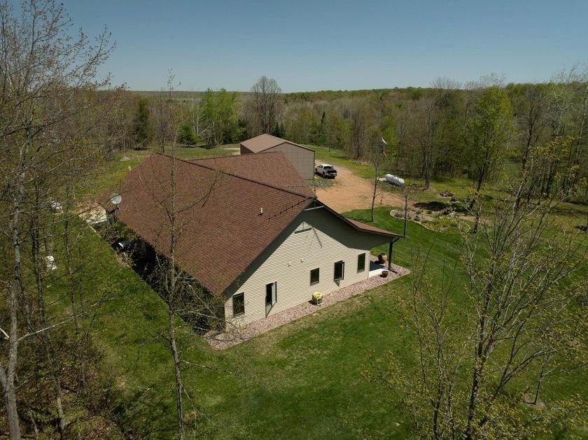 Amazing custom built home on 40 wooded acres near White Lake in - photo 8