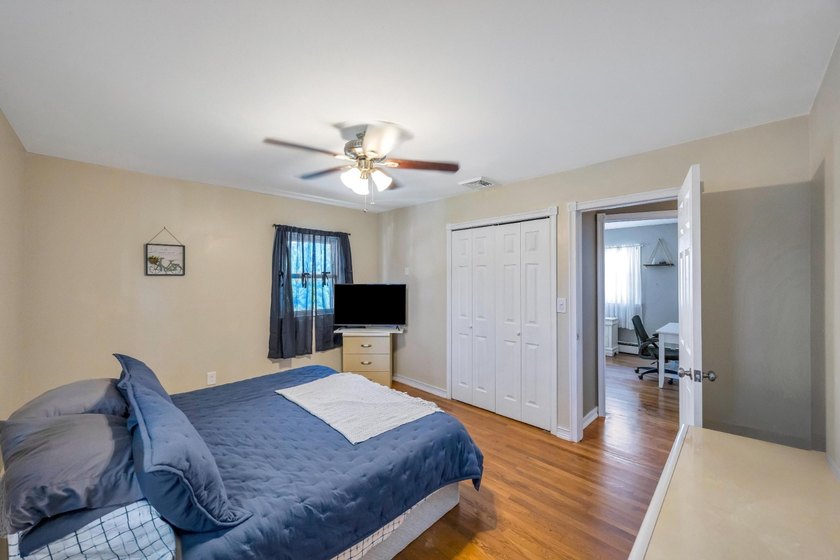 This Beautiful Well Maintained Home Perfectly Landscaped Front &amp; - photo 19