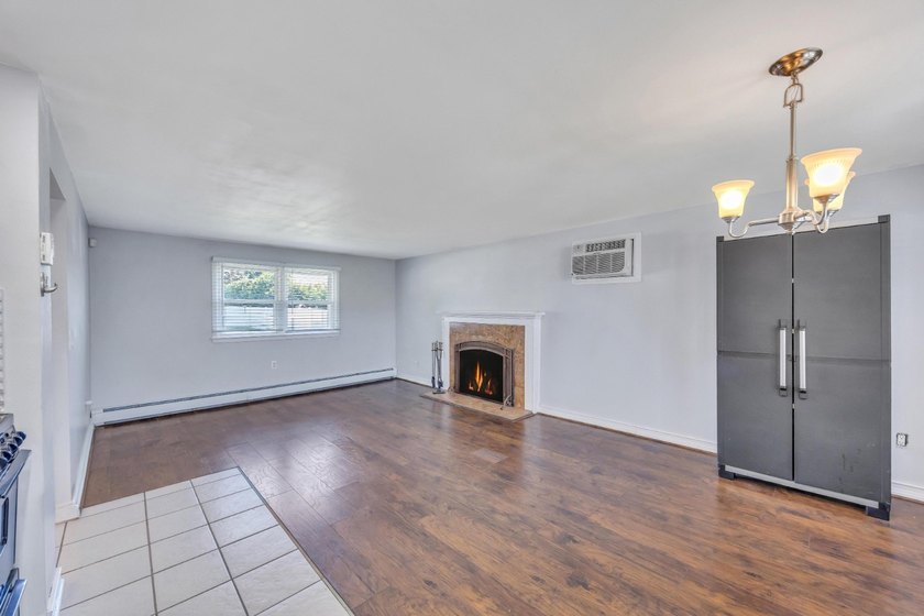 This Beautiful Well Maintained Home Perfectly Landscaped Front &amp; - photo 24