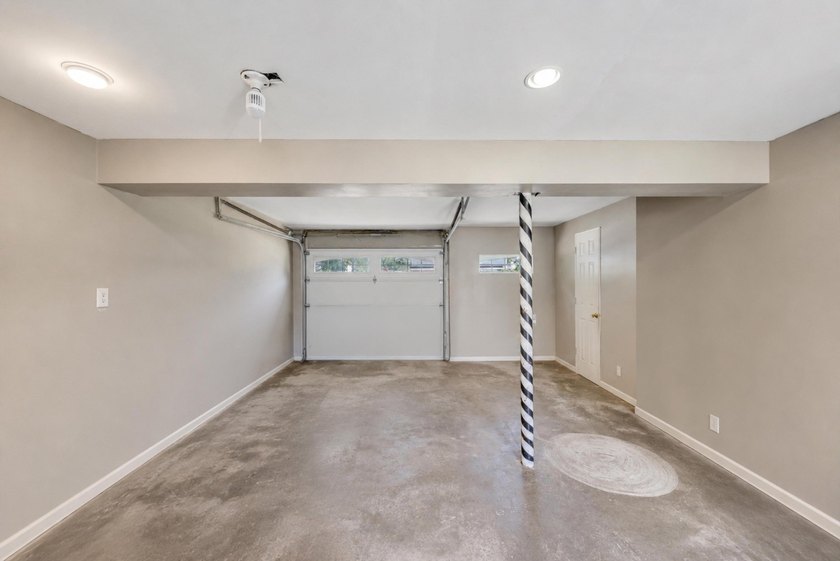 This Beautiful Well Maintained Home Perfectly Landscaped Front &amp; - photo 33
