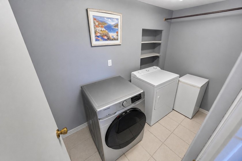 This Beautiful Well Maintained Home Perfectly Landscaped Front &amp; - photo 34