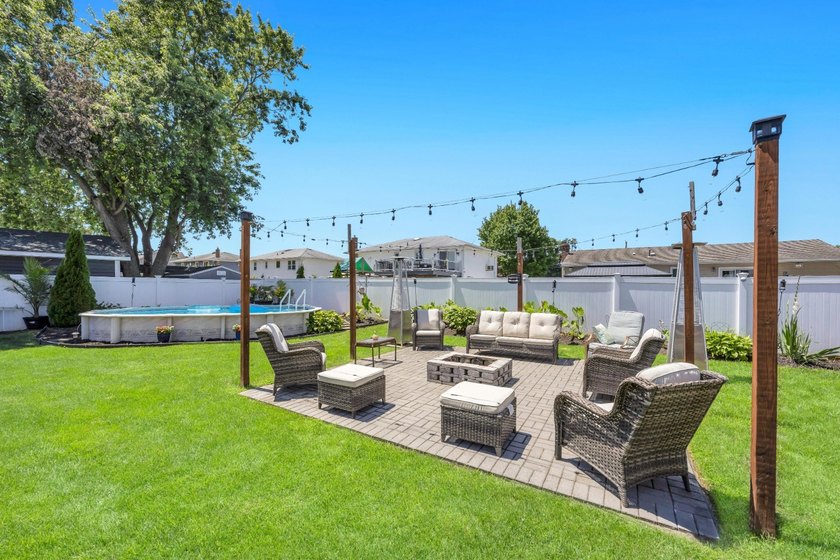 This Beautiful Well Maintained Home Perfectly Landscaped Front &amp; - photo 42