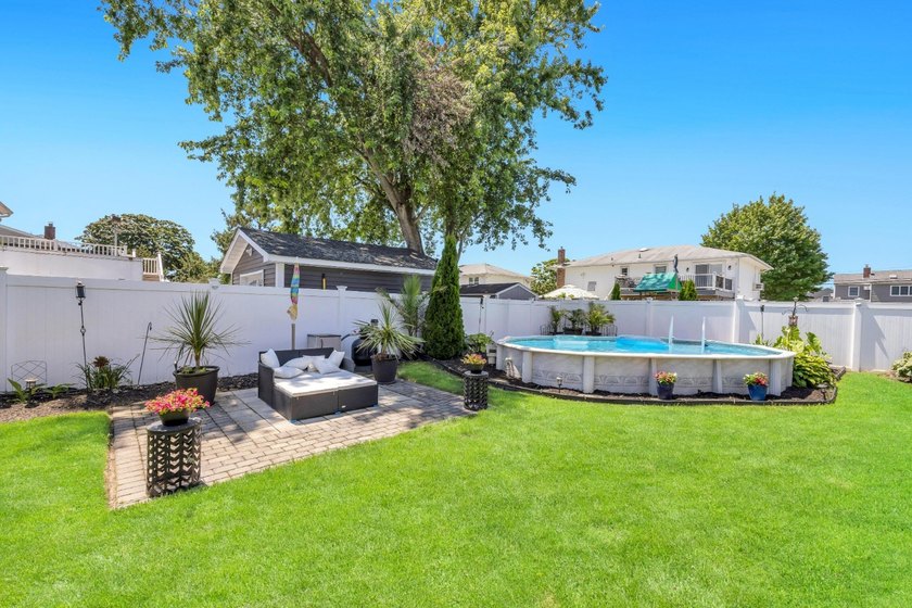This Beautiful Well Maintained Home Perfectly Landscaped Front &amp; - photo 45