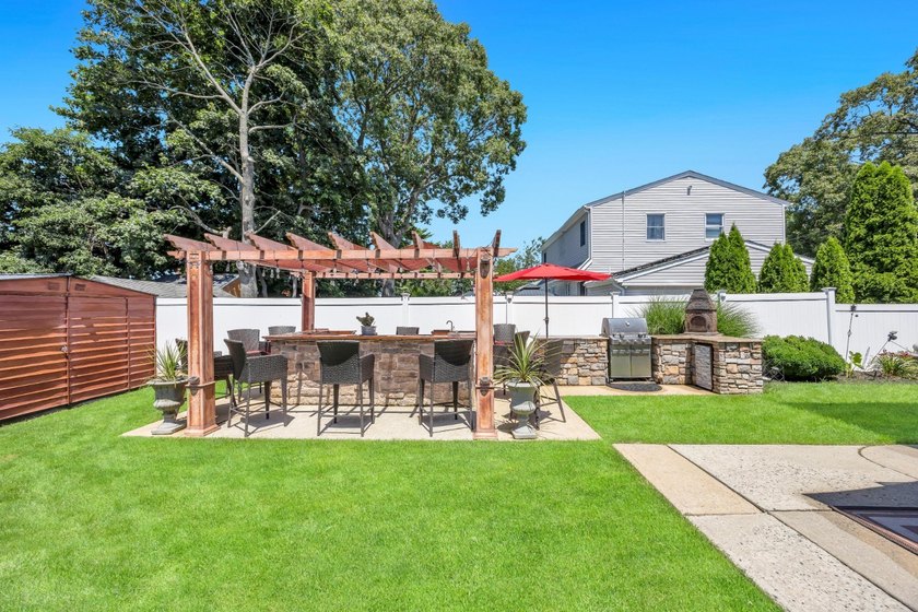This Beautiful Well Maintained Home Perfectly Landscaped Front &amp; - photo 47