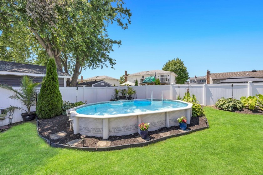 This Beautiful Well Maintained Home Perfectly Landscaped Front &amp; - photo 48