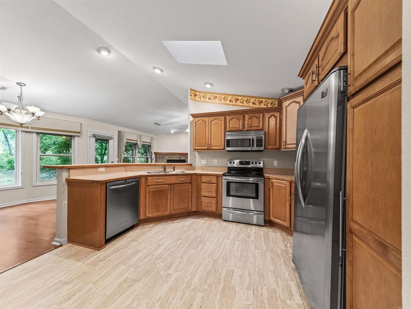 Tucked inside the gated community of Hot Springs Village, this - photo 10