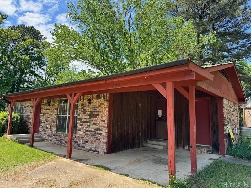 Affordable one-story brick traditional style home conveniently - photo 2