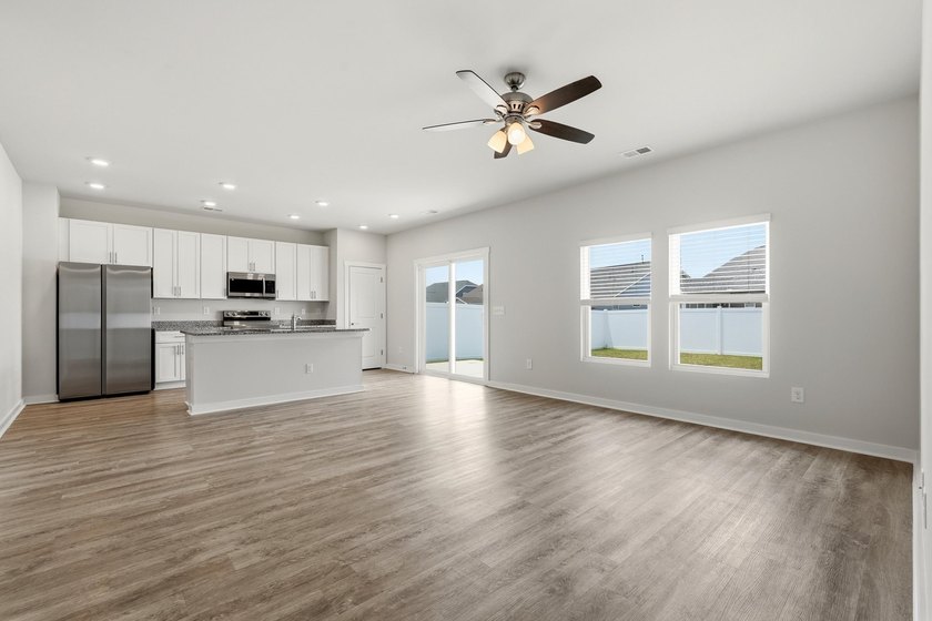 Welcome to this beautifully maintained 3-bedroom, 2-bath home - photo 4