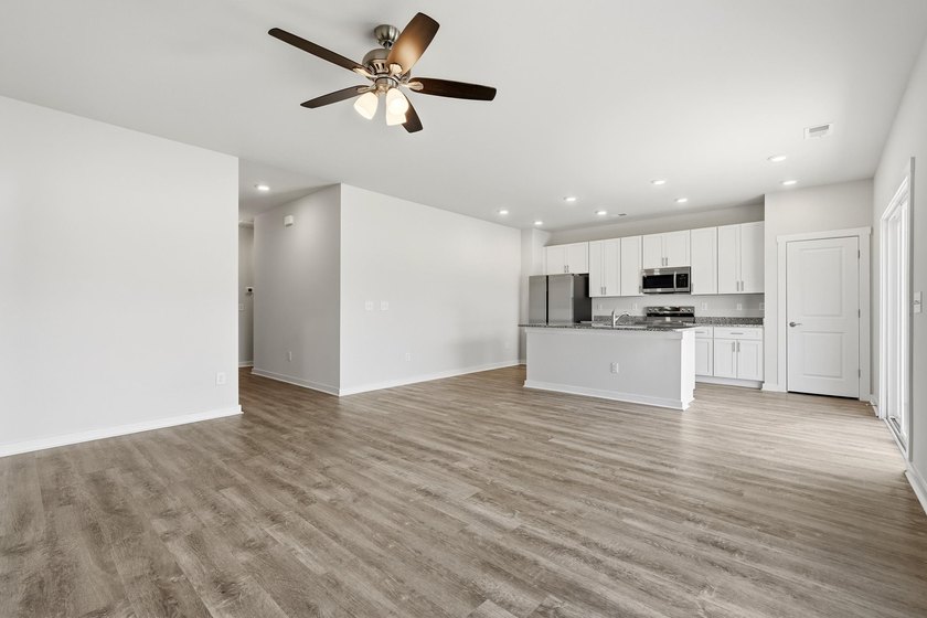 Welcome to this beautifully maintained 3-bedroom, 2-bath home - photo 5