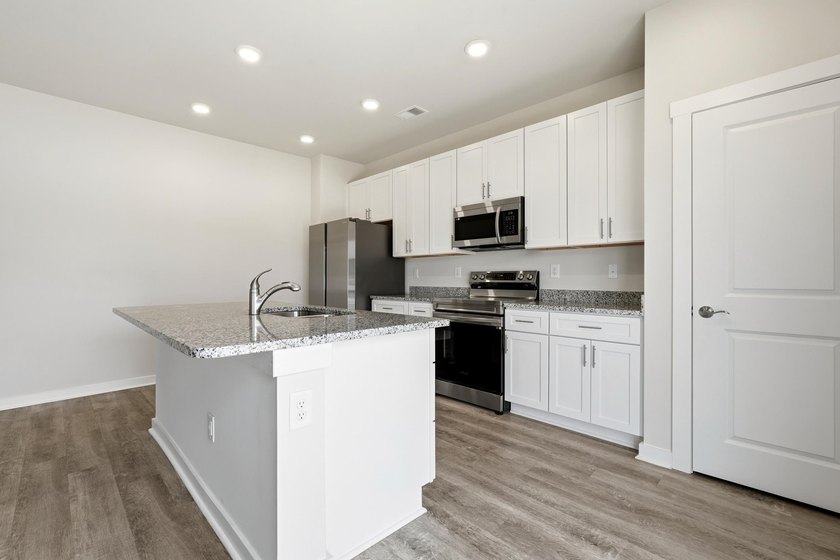 Welcome to this beautifully maintained 3-bedroom, 2-bath home - photo 7