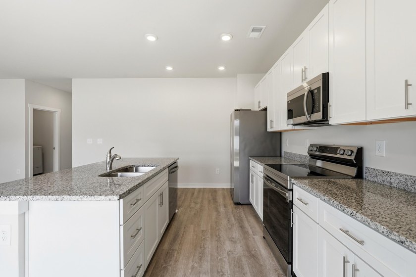 Welcome to this beautifully maintained 3-bedroom, 2-bath home - photo 8