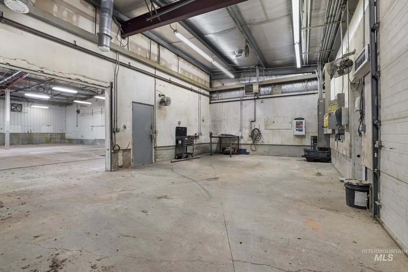Exceptional commercial opportunity on 14.44 acres, conveniently - photo 29